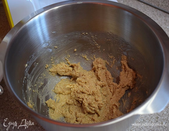 Размягченное сливочное масло (100 г) смешать с сахаром демерара (110 г) в миксере насадкой «весло».