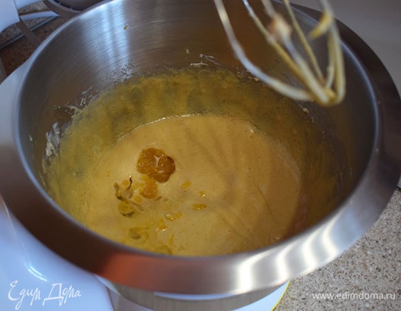 Добавить растительное масло без запаха (10 г), цедру одного лимона и мед (8 г). Смешать.