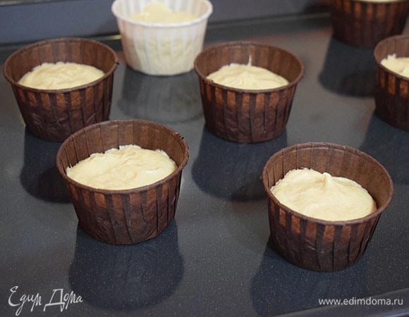 Наполнить бумажные формочки на 2/3 высоты.