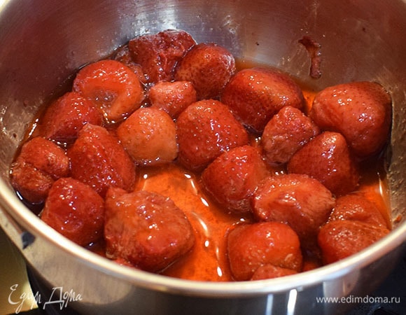 Немного подогреть клубнику (150 г) в сотейнике.