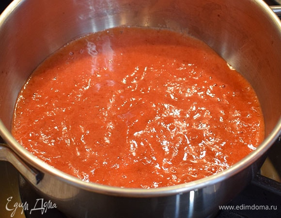 Клубнику пробить блендером до состояния пюре.