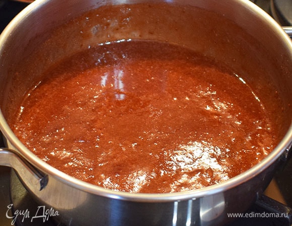 Пектин (4 г) смешать с сахаром (45 г). Поставить сотейник на огонь и нагреть до 45°С. Добавить «дождиком» пектин с сахаром в клубнику, постоянно помешивая лопаткой. Довести до кипения и проварить 1,5–2 минуты, но не более 3 минут, так как пектин при длительном нагревании теряет свои свойства. Снять с огня. Переложить в миску и накрыть пленкой в контакт. Остудить.