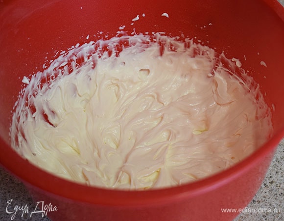 Холодный маскарпоне (100 г) взбить с сахарной пудрой (25 г) до размягчения сыра. После этого добавить холодные сливки (100 г) и взбить до пышности.