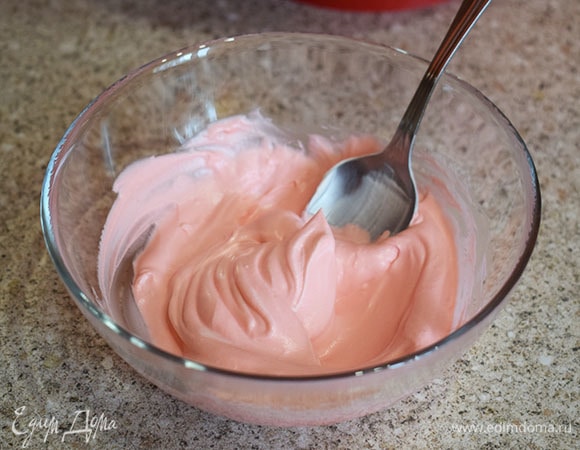 При желании отложить четверть крема в отдельную миску и окрасить в розовый цвет красителем.