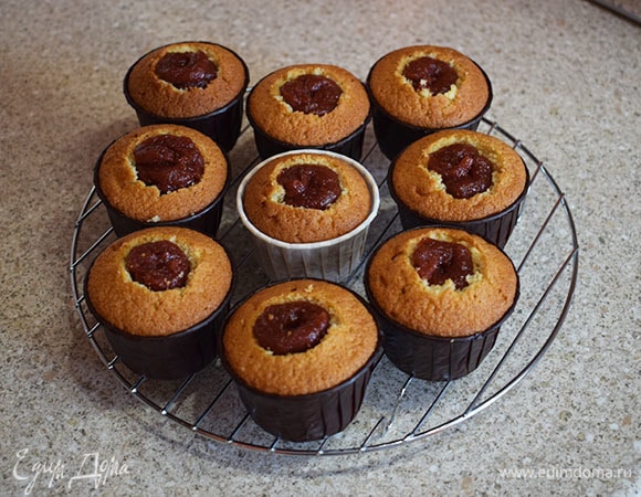 Заполнить центр капкейков клубничным пюре.