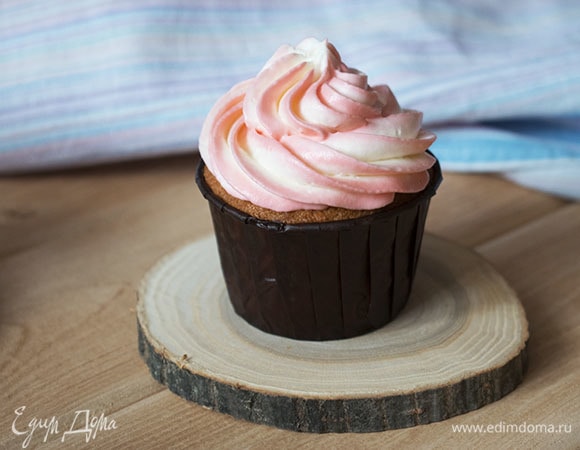 Отсадить крем на капкейки.