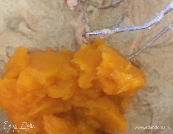 Добавить тыквенное пюре и взбивать до объединения ингредиентов.