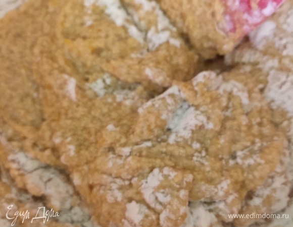 Просеять в миску муку, добавить соль, разрыхлитель, специи. Сухие ингредиенты добавить к тыквенной смеси. Перемешать.