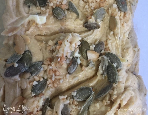 Добавить изюм, перемешать. Выложить тесто в прямоугольную форму, щедро посыпать тыквенными семечками и выпекать около 50 минут при 180°C. Вот и готов вкуснейший тыквенный кекс)