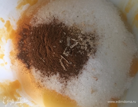 Взбить тыквенное пюре, яйца, сахар и специи в течение 8 минут на средней скорости миксера.