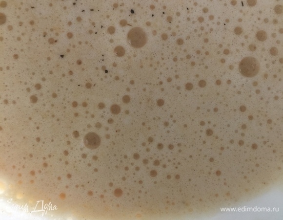 Небольшими порциями вводить растительное масло и продолжать взбивать.