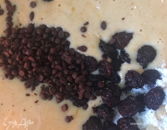 Добавить изюм, шоколад и еще раз перемешать. Выпекать в прямоугольной форме около 50 минут при 180°C.