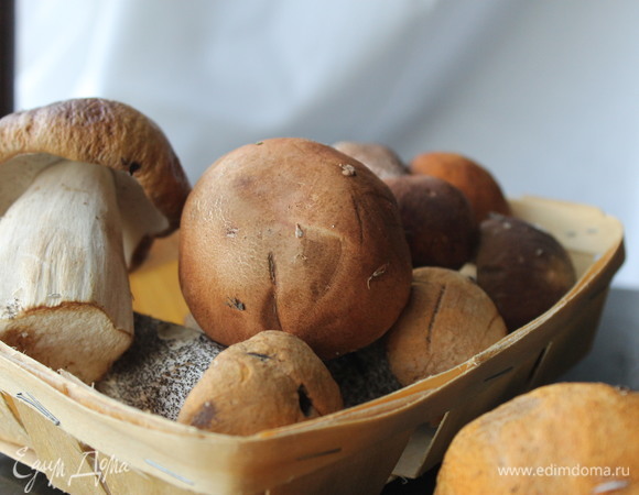 Замочить в горячей воде сухие грибы (я их осенью насобирала и в электросушилке подсушила — вкуснятина), дать им немного постоять, затем нарезать на крупные кусочки. Обжарить на сковородке мелко нарезанный лук, затем добавить крупно нарезанные шампиньоны, сухие грибы и обжарить еще в течение 5 минут. Посолить, поперчить, добавить тимьян по вкусу.