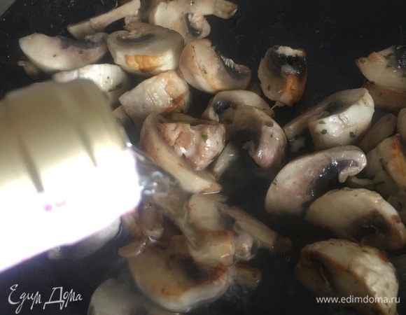 Влить сухое вино и потомить грибы минуты 3, добавить сливки, довести до кипения.