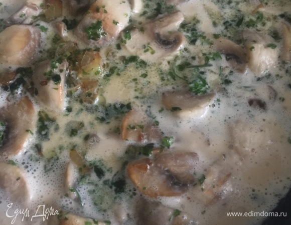 Залить этим соусом обжаренную свинину и запекать под крышкой или фольгой в заранее разогретой до 175°C духовке в течение 40–45 минут. Затем открыть крышку и допечь еще минут 10.