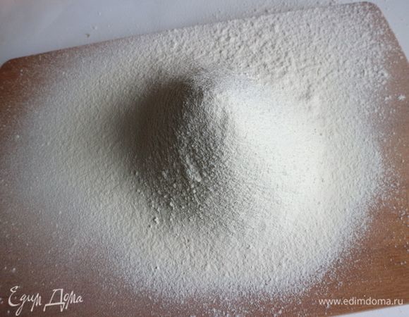 Тесто. Для теста использовала муку мягких сортов пшеницы особо тонкого помола типа 00. Желательно взять высококачественное сливочное масло 82,5%, так как от его вкуса в конечном счете будет зависеть вкус готового теста. Масло и яйца достать из холодильника заранее. Масло нарезать кубиками. Муку и соль просеять через сито.