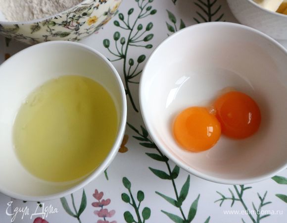 Желтки отделить от белков. Белки не понадобятся.