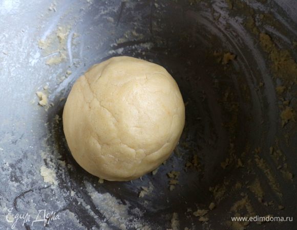 Придать тесту форму шара, обернуть пищевой пленкой. Убрать тесто в холодильник на 1 час (лучше на 2–3 часа).