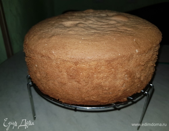 Готовый бисквит остудить на решетке, он получается высоким и упругим.