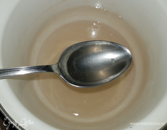 Пока бисквит остывает, сварим сироп. В сотейнике смешаем сахар и воду. Доводим до кипения, кипятим 1 минуту и ставим остывать.