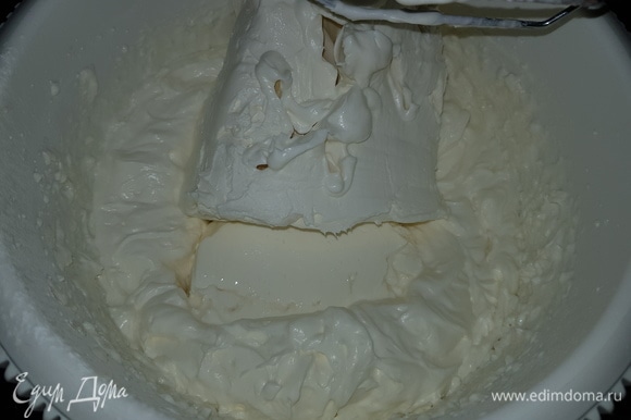 К сливкам выкладываем творожный сыр и взбиваем крем до однородной гладкой массы. Убираем в холодильник.