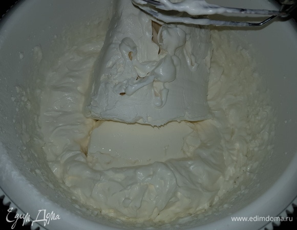К сливкам выкладываем творожный сыр и взбиваем крем до однородной гладкой массы. Убираем в холодильник.