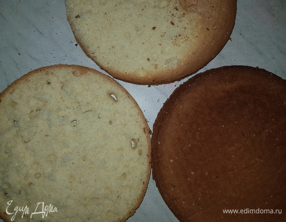 Остывший бисквит разрезаем на 3 коржа.