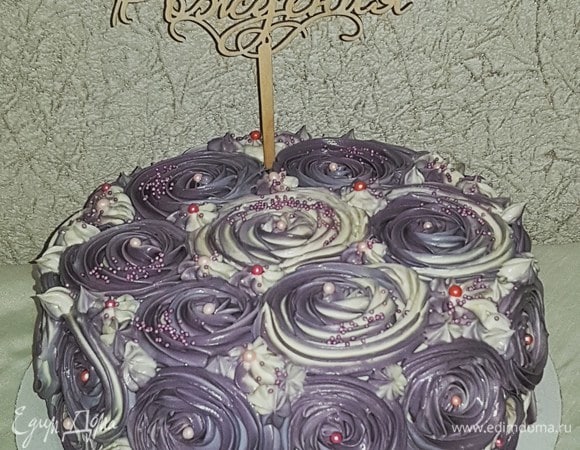 Выкладываем 3 вида крема в кондитерский мешок с насадкой «закрытая звезда» и украшаем торт розочками. Начинаем с нижнего края и движемся выше, а потом — от края к середине. Готовый торт отправляем в холодильник на ночь.