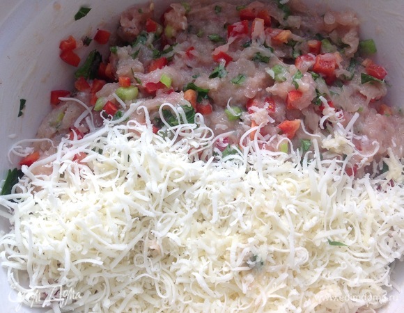 Натираю сыр, добавляю в фарш. Кладу соль, перец, тмин. Хорошо вымешиваю.