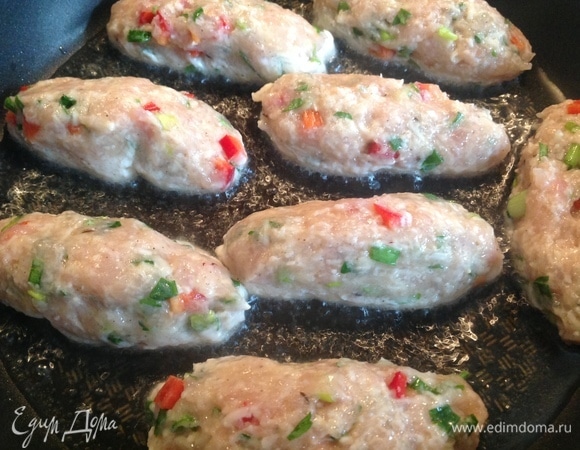 Формирую котлеты. Нагреваю сковородку. Наливаю оливковое масло. Жарю по 3–4 минуты с каждой стороны. У меня котлеты маленькой формы, если вы любите большие, время жарки увеличьте.