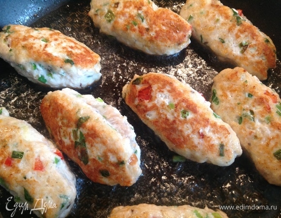 Я не накрываю котлеты, если они из птицы. Так получается хрустящая корочка.