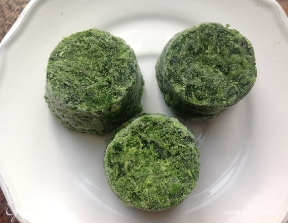 Готовлю параллельно соус. Беру замороженный шпинат (лучше свежий, но под рукой не оказалось).