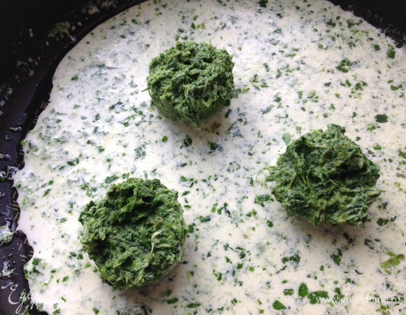 Разогреваю сковородку, кладу по ложке оливкового и сливочного масел, добавляю шпинат, сливки, нарезаю мелко листики мяты, петрушку, кладу соль. Все варю на среднем огне минут 5–7.