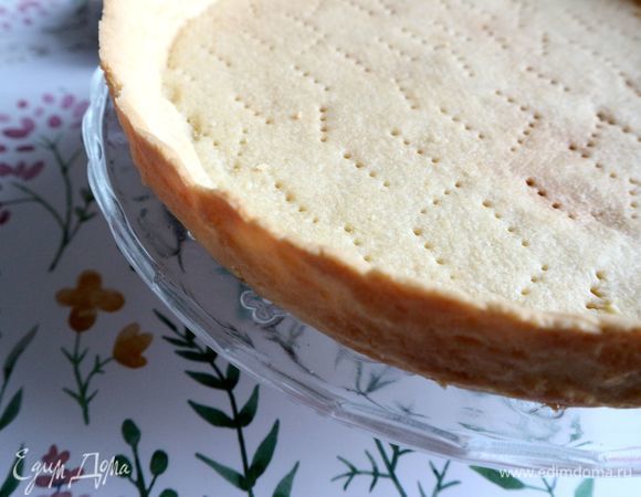 Вынуть форму из духовки, дать немного остыть. Освободить основу для тарта от формы и бумаги.