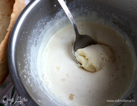 Ганаш. Молоко с сахаром и ванильным сахаром (можно ванильный сахар заменить стручком ванили) разогреть до кипения. Шоколад растопить на водяной бане. Использовала бельгийский белый шоколад с содержанием какао-масла 26%. В растопленный шоколад добавить молоко, размешать погружным блендером, добавить быстродействующий желатин, пробить блендером. Температура смеси при добавлении быстродействующего желатина должна быть примерно в пределах 60–70°C. Дать полностью остыть, накрыть крышкой, убрать в холодильник примерно на 8 часов.