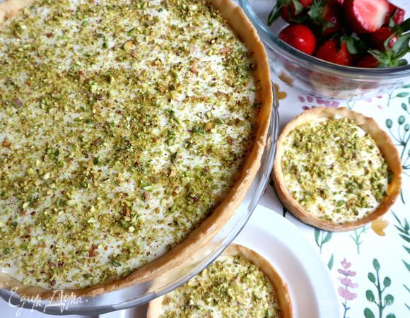 Измельчить фисташки, посыпать поверхность тарта. Убрать в холодильник для стабилизации структуры на ночь.