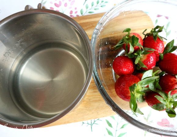 Приготовить желе согласно инструкции на упаковке, я добавляю к воде при приготовлении лимонный сок и сахарный песок. Можно приготовить желе из целой упаковки (10 г), можно ограничиться половиной пакетика, уменьшив при этом сахар и лимонный сок. Клубнику помыть, дать обсохнуть.