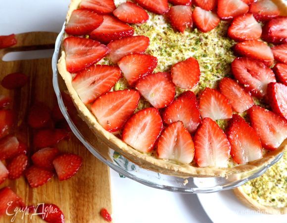 Клубнику нарезать в виде лепестков, покрыть желе (можно делать это кисточкой, можно клубнику обмакнуть в желе), затем поместить на деревянную доску в один слой на небольшое время. Затем выложить на крем (ганаш) лепестки из клубники по кругу.