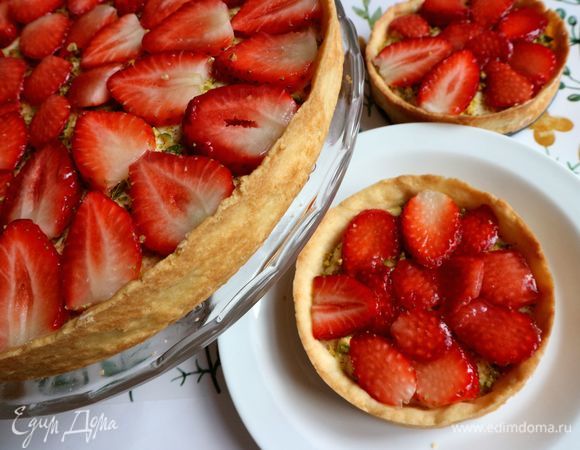 На фото тарталетка на тесте pâte sablée — также на желтках, но приготовлено ручным способом (без миксера, комбайна) с сахарной пудрой, она берется в том же количестве, что и сахар.