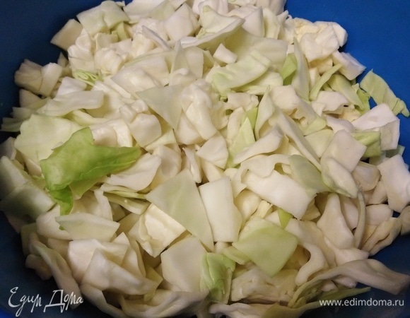Капусту крупно нарезать.