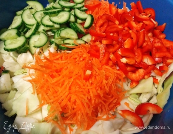 Морковь натереть на терке для корейской моркови. Огурец нарезать полукольцами, перец — соломкой.