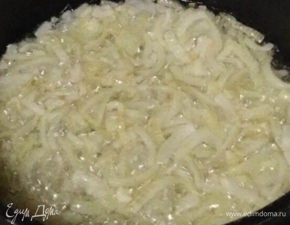 Лук нарезать четвертинками полуколец. Обжарить в кипящем растительном масле.