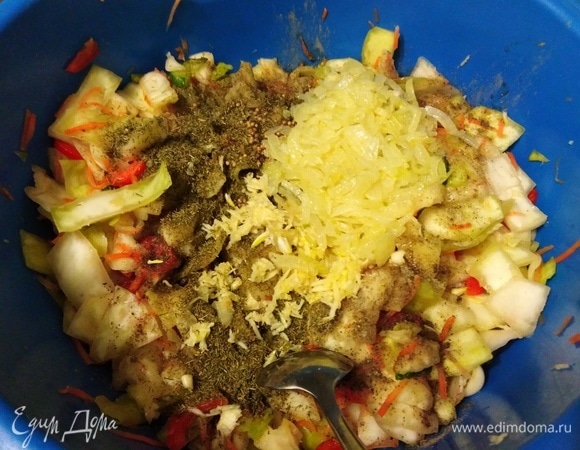 Обжаренный лук добавить к капусте.