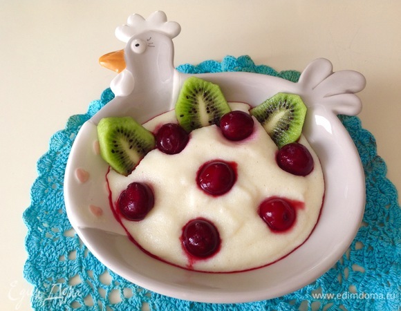 Кашу выкладываю в тарелку. Нарезаю киви, выкладываю по краю. Вишню кладу сверху. Получается вкусно. Приятного аппетита!