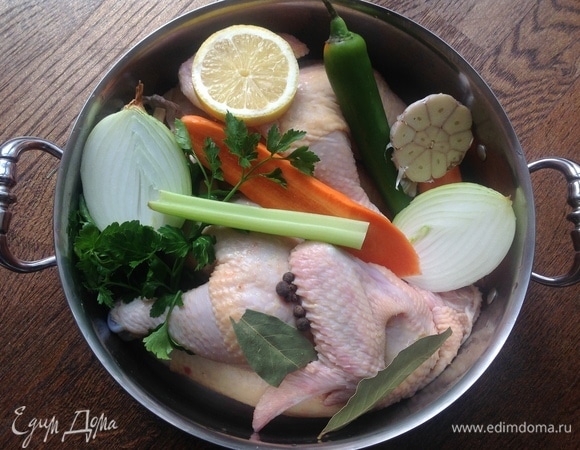Помыть курицу, разрезать на две части. Положить в кастрюлю. Все овощи почистить, разрезать пополам (чеснок я не очищаю — кладу так). Добавить соль, перец, лавровый лист. Залить холодной водой.