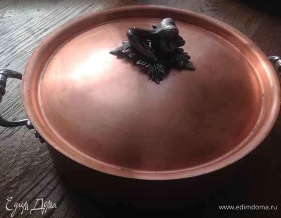 Накрыть крышкой, поставить вариться. Когда закипит, снять пену. Уменьшить температуру до минимума. Варить 2 часа.
