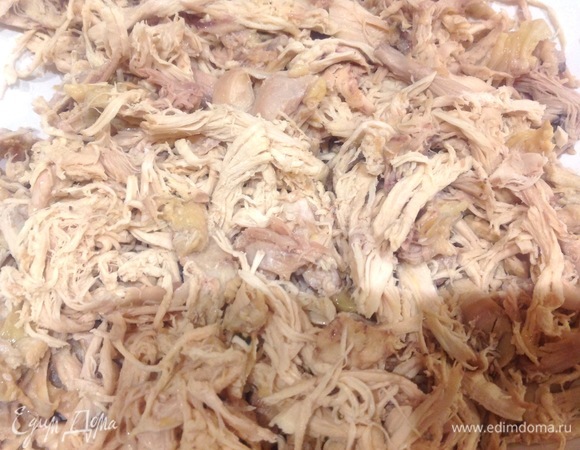 Процедить бульон. Пакет желатина (мне хватает 15 г) растворить по инструкции. Добавить в бульон. Курицу разобрать на кусочки, положить в форму или тарелку.