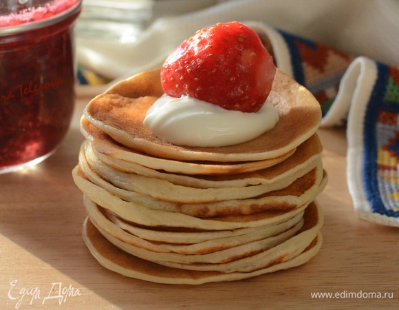Подаем горячими со сметаной (или йогуртом), малиновым вареньем и чашечкой ароматного чая. Приятного аппетита!