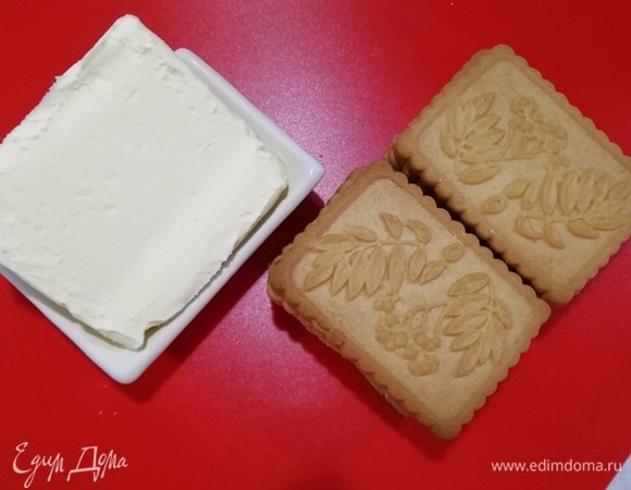 Для приготовления основы возьмите сахарное печенье и сливочное масло.