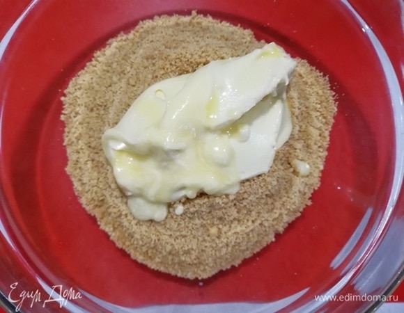 Добавьте растопленное сливочное масло.